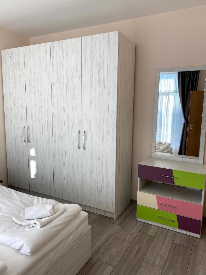Mountain View Magenta White Apartment *